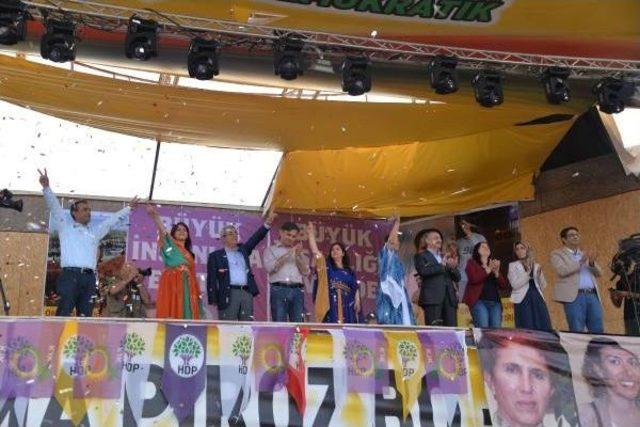 Diyarbakır'da Hdp'lilerin Seçim Kutlaması Sıkı Güvenlik Önlemleri Altında Yapıldı