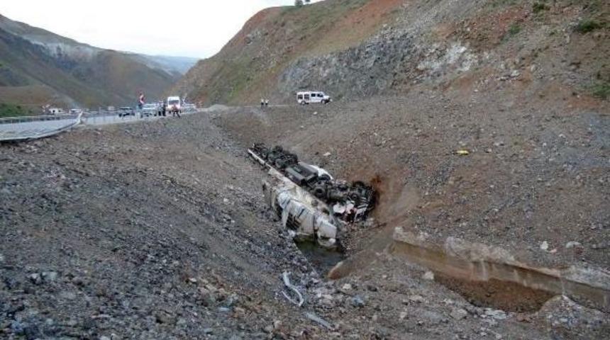 Erzincan'da Tır S&uuml;r&uuml;c&uuml;s&uuml; &Ouml;l&uuml;me U&ccedil;tu