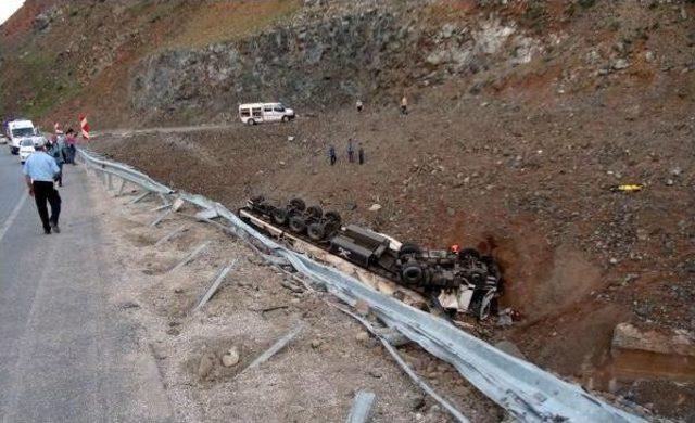 Erzincan'da Tır Sürücüsü Ölüme Uçtu