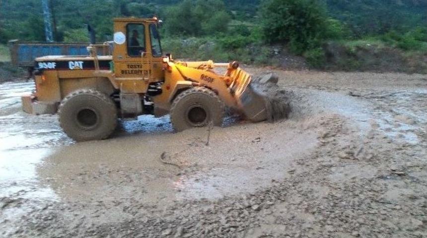 Tosya-kastamonu Yolu Heyelan Ve Selden Dolayı Trafiğe Kapandı