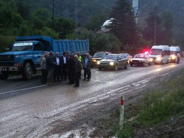 Tosya-kastamonu Yolu Heyelan Ve Selden Dolayı Trafiğe Kapandı