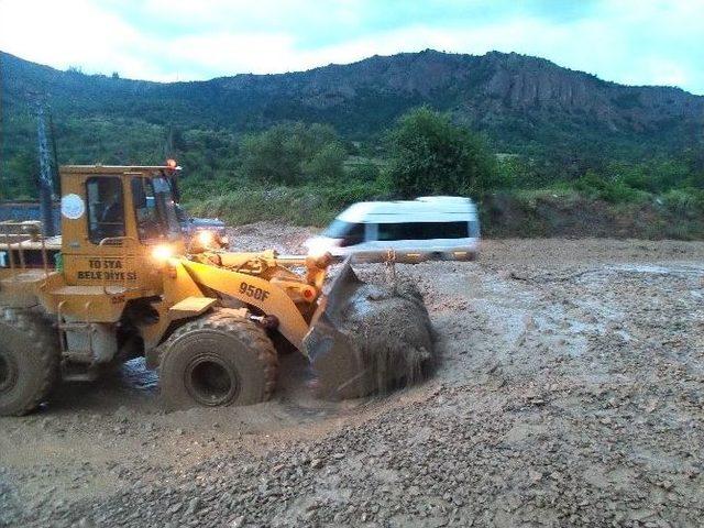 Tosya-kastamonu Yolu Heyelan Ve Selden Dolayı Trafiğe Kapandı