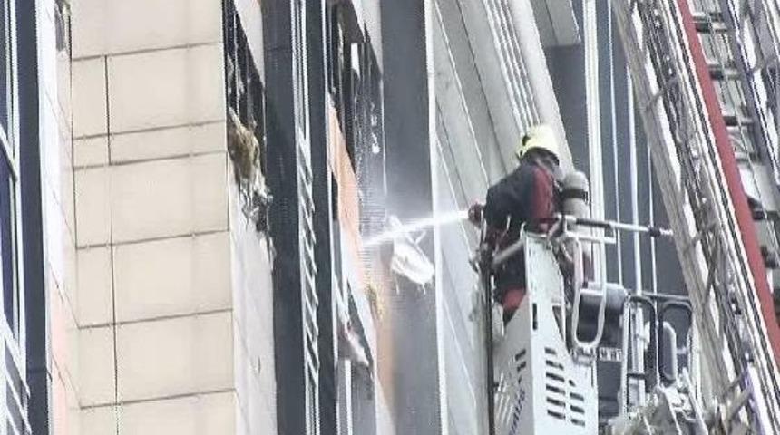 Yenibosna'da Iş Merkezinde Yangın: 1 Yaralı