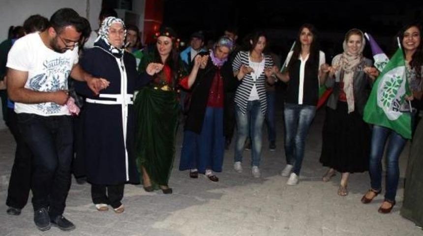 Burdur&rsquo;Da Hdp&rsquo;Lilerden Halaylı Kutlama