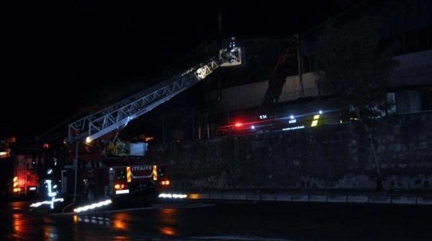 Kayseri Osb&rsquo;Deki Fabrika Yangını Sabaha Kadar S&uuml;rd&uuml;
