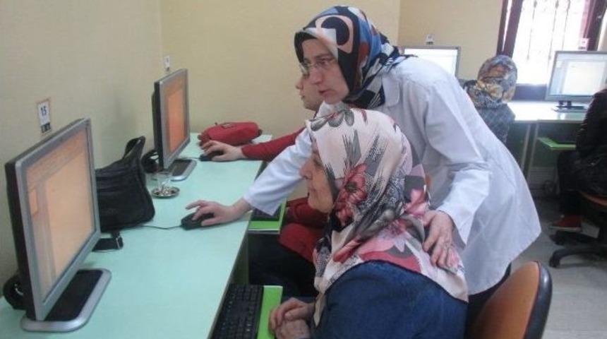 Ev Hanımları Bilgisayar Kullanmayı &Ouml;ğrendi