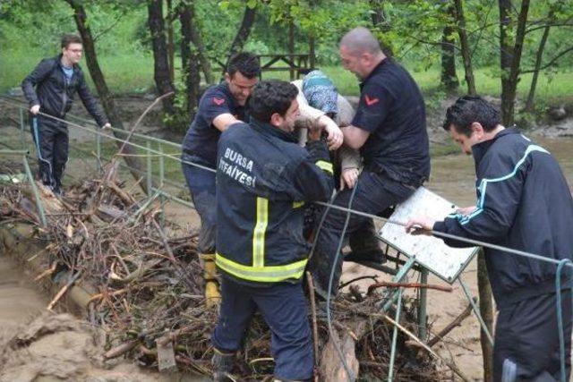 İnegöl’De Pikniğe Giden Aile Sel Yüzünden Mahsur Kaldı