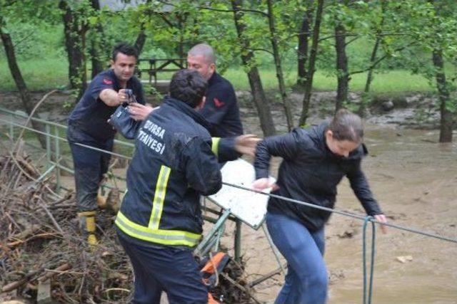 İnegöl’De Pikniğe Giden Aile Sel Yüzünden Mahsur Kaldı