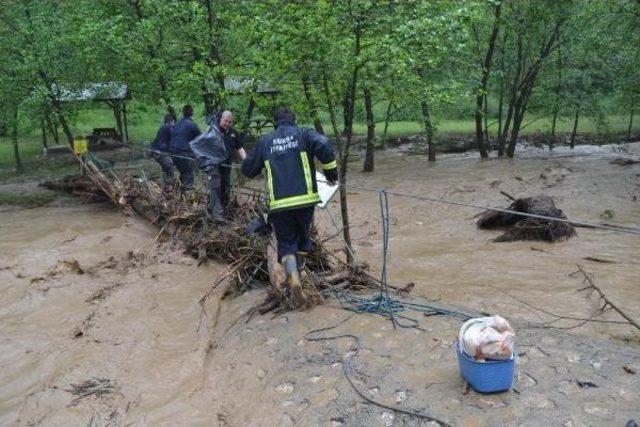 İnegöl’De Pikniğe Giden Aile Sel Yüzünden Mahsur Kaldı