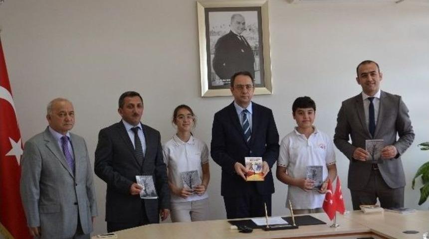 K&uuml;&ccedil;&uuml;k Yazarlardan &Ccedil;erkezk&ouml;y Kaymakamı Kubilay&rsquo;a S&uuml;rpriz Hediye