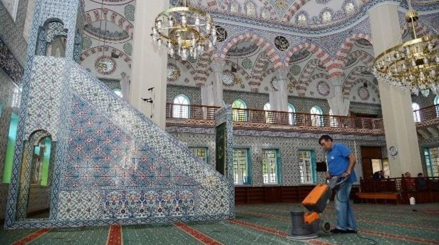 Beylikd&uuml;z&uuml;&rsquo;nde İbadethaneler Ramazan&rsquo;a Hazırlanıyor