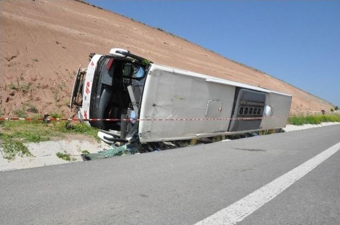 Sivas&rsquo;ta Yolcu Otob&uuml;s&uuml; Şarampole Devrildi: 25 Yaralı