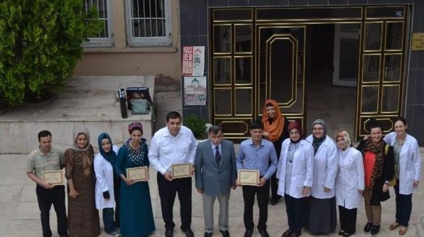 T&uuml;rkmenistanlı Kursiyerlere Ciltleme Ve Restorasyon Eğitimi