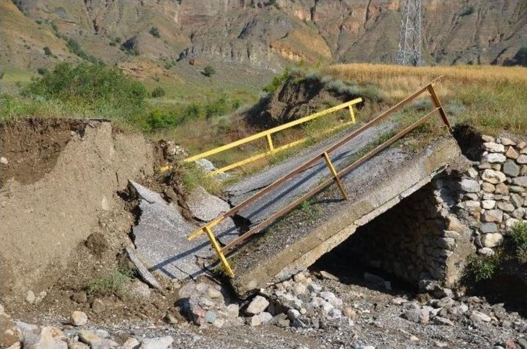 Sel Sularının Yıktığı K&ouml;pr&uuml;den Otomobil U&ccedil;tu: 1 Yaralı