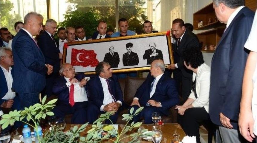 Devlet Bah&ccedil;eli&rsquo;ye S&uuml;rpriz Hediye