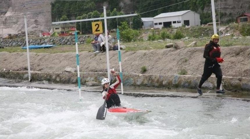 Rize Fırtına Deresinde Kano Yarışları Nefes Kesti