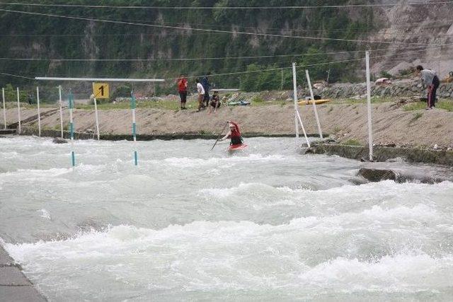 Rize Fırtına Deresinde Kano Yarışları Nefes Kesti