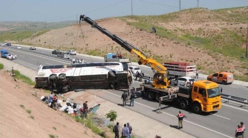 Sivas'ta Yolcu Otob&uuml;s&uuml; Devrildi: 26 Yaralı (2)