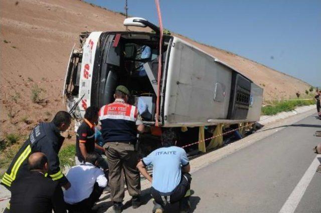 Sivas'ta Yolcu Otobüsü Devrildi: 26 Yaralı (2)