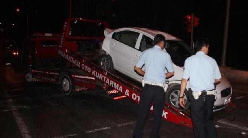 Alkoll&uuml; S&uuml;r&uuml;c&uuml; Trafik Işıklarında Bekleyen Otomobile &Ccedil;arptı: 6 Yaralı
