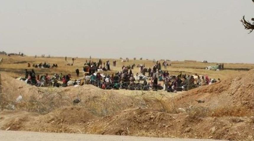 Suriyelilerin Sınırda Bekleyişi S&uuml;r&uuml;yor