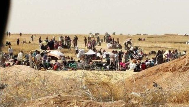 Suriyelilerin Sınırda Bekleyişi S&uuml;r&uuml;yor 1