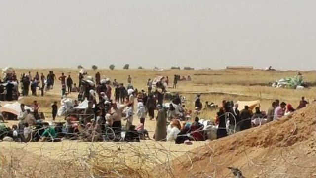 Suriyelilerin Sınırda Bekleyişi S&uuml;r&uuml;yor 2