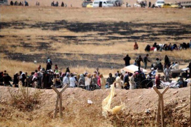 Suriyelilerin Sınırda Bekleyişi S&uuml;r&uuml;yor 3