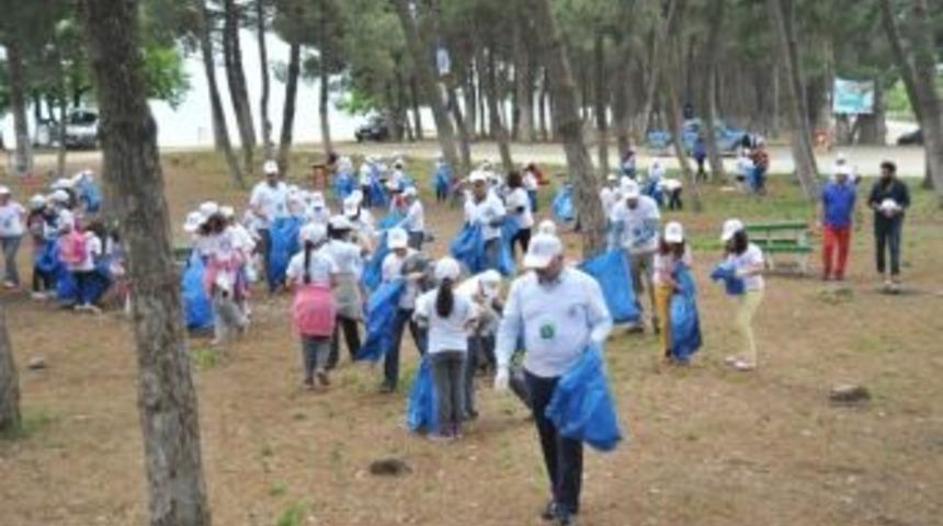 Başkan &Ccedil;ocuklarla Birlikte &Ccedil;&ouml;p Topladı