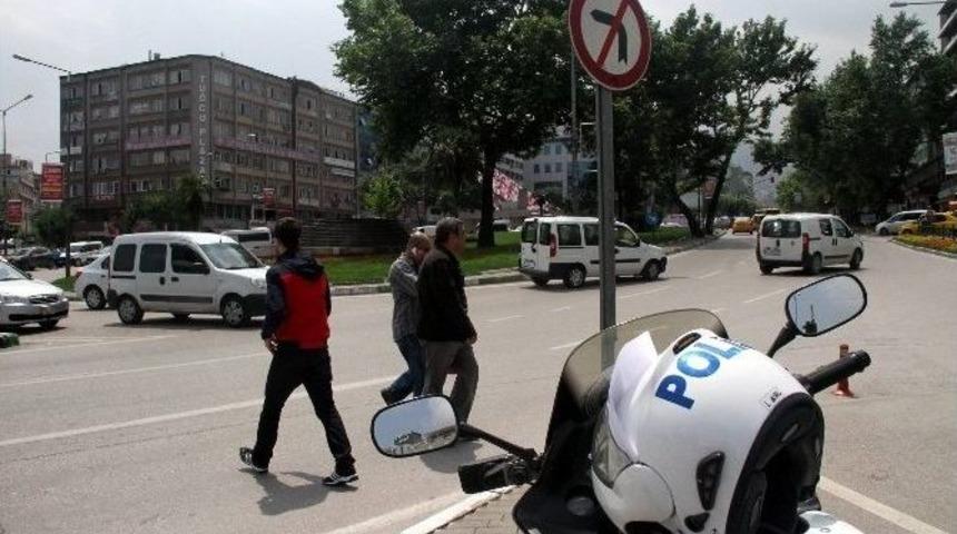 Bursa&rsquo;da Polis Aracına Saldırı