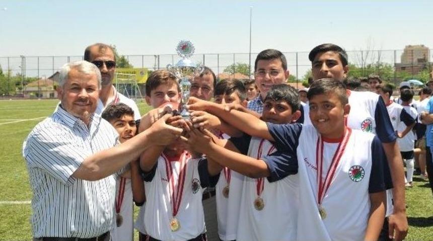 Kepez&rsquo;in Yıldızları Kupalarını Aldı