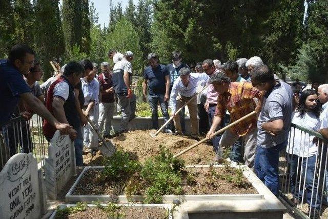 Fikret Yeni Ağabeyini Kaybetti