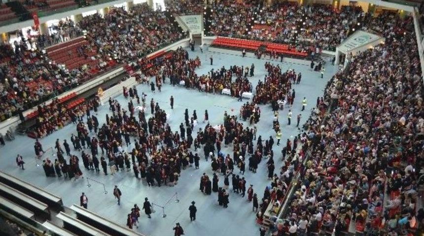 48 Yaşında Fak&uuml;lte Mezunu Oldu