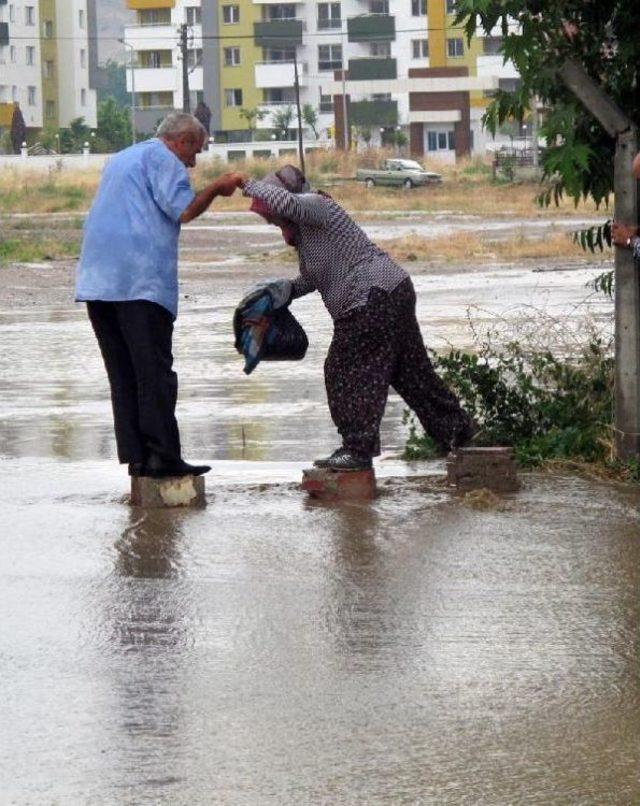 Turgutlu'ya 15 Dakikalık Yağmur Yetti