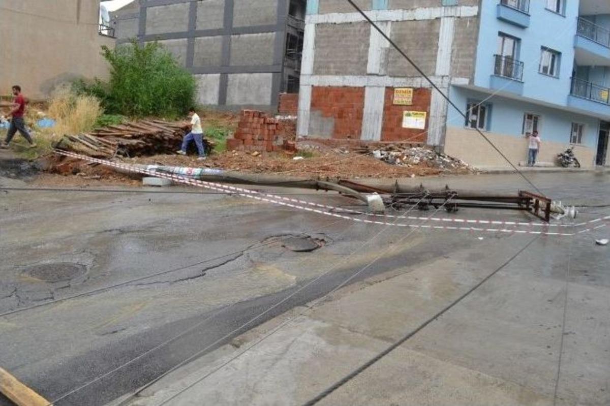 Devrilen Elektrik Direğinin Telleri Minib&uuml;s&uuml;n &Uuml;zerine D&uuml;şt&uuml;