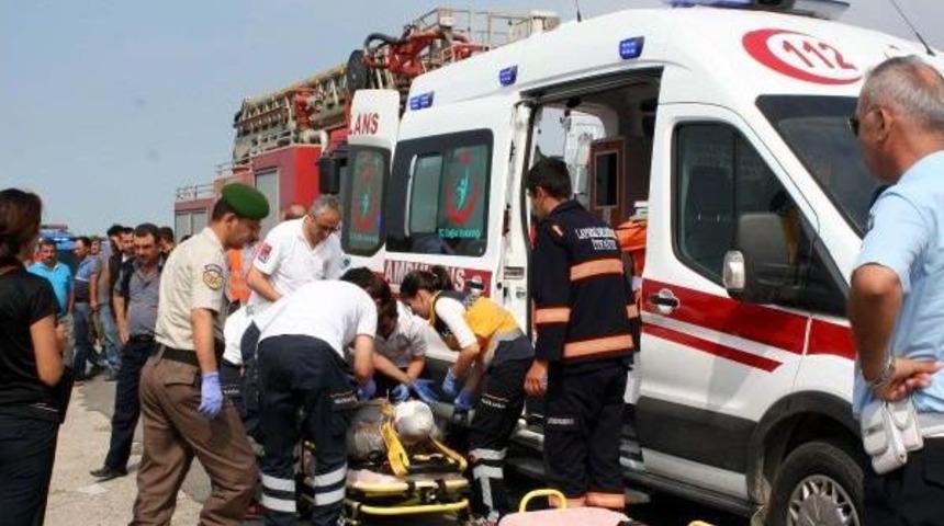 Askeri Kamyonet Yoldan &Ccedil;ıktı: 1 &Ouml;l&uuml;, 4 Yaralı