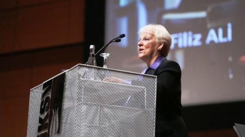 Aıma Başkanı Prof. Dr. Filiz Ali Onur &Ouml;d&uuml;l&uuml;n&uuml; B&uuml;lent Eczacıbaşı&rsquo;nın Elinden Aldı