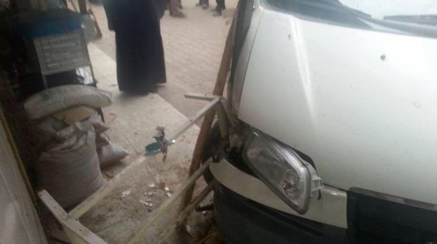 Dikkatsiz S&uuml;r&uuml;c&uuml; Kendi İş Yerine Daldı