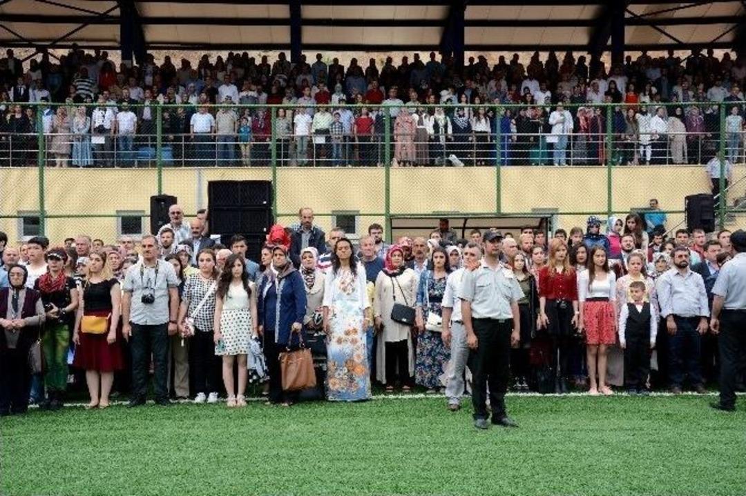 G&uuml;m&uuml;şhane &Uuml;niversitesinde Mezuniyet Sevinci