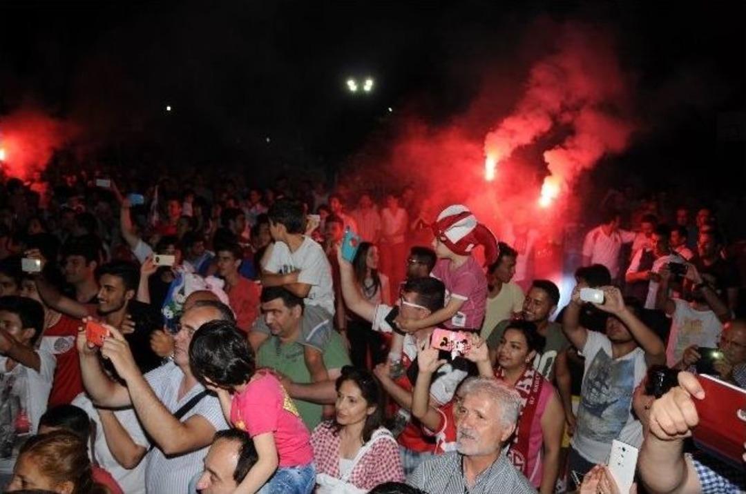 Antalyaspor&rsquo;da Taraftarlarla Şampiyonluk Kutlaması