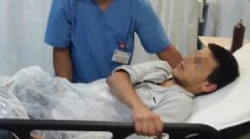 Kafeteryada Bı&ccedil;aklı Kavga: 2 Yaralı