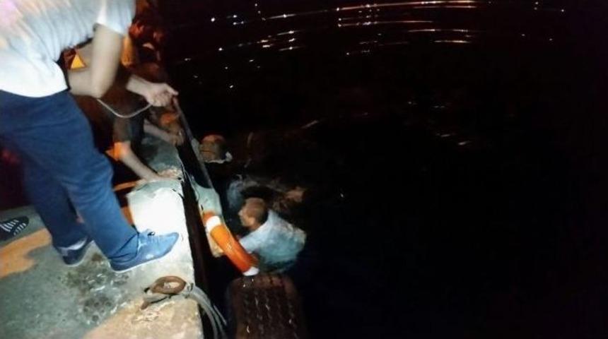 Denize D&uuml;şen Vatandaşı Polis Kurtardı