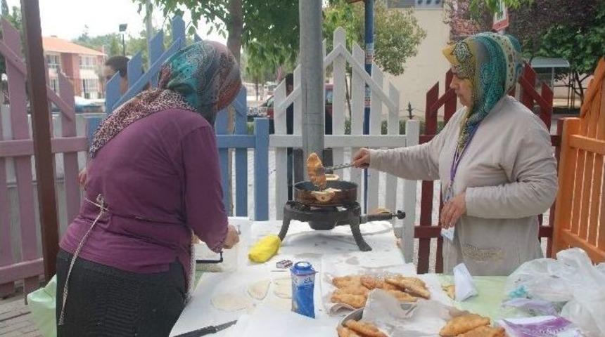 Efelerli Kadınlar Kermesle Ev Ekonomise Destek Sağlıyor
