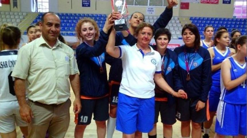 Ad&uuml;, Basketbol Şampiyasında İki Derece Birden Elde Etti