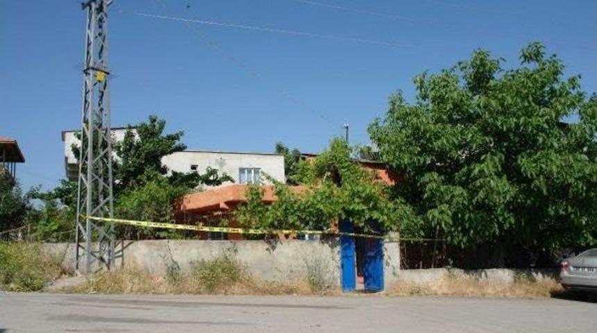 Hırsızlara Direnen Yaşlı Adam &Ouml;ld&uuml;, Eşi Ağır Yaralandı