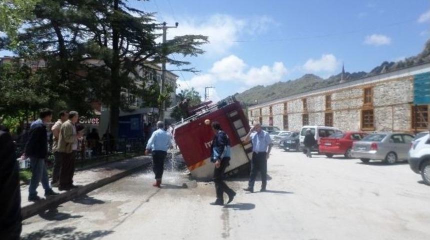 İtfaiye Aracı &Ccedil;&ouml;ken Yola G&ouml;m&uuml;ld&uuml;