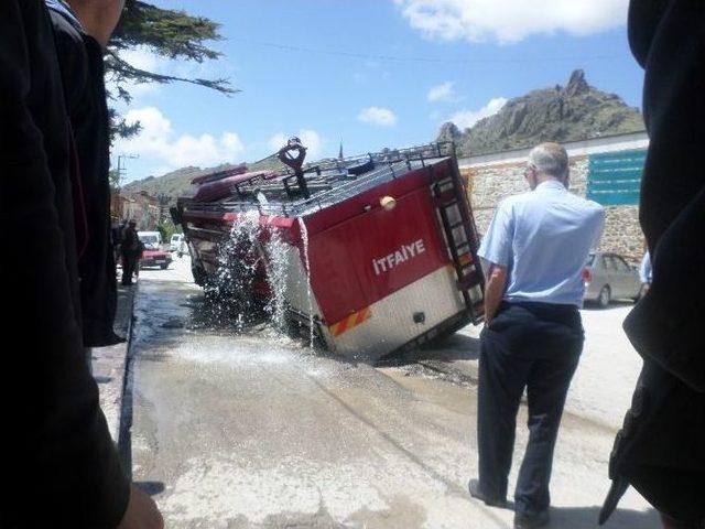 İtfaiye Aracı Çöken Yola Gömüldü