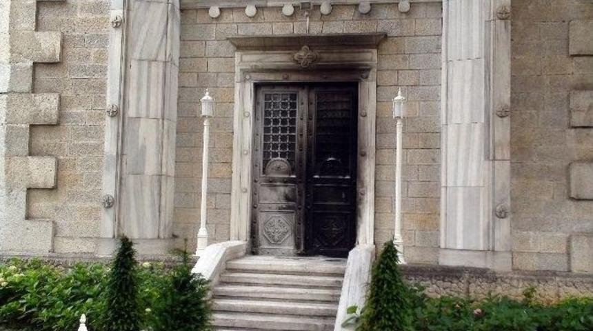 &lsquo;ben Mesih&rsquo;im&rsquo; Dedi, Kilisenin Kapısını B&ouml;yle Ateşe Verdi