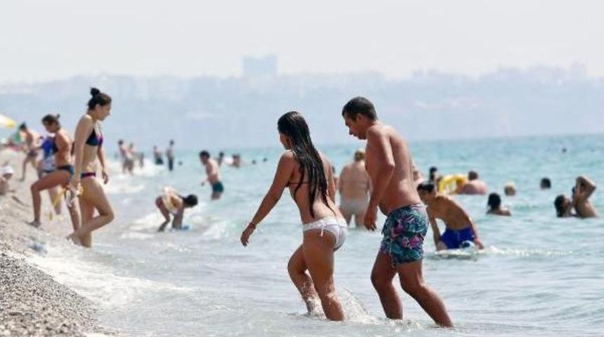 Antalya'da Plajlar Hareketlendi