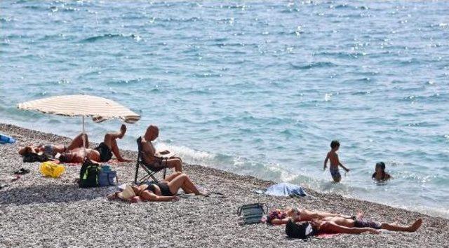 Antalya'da Plajlar Hareketlendi